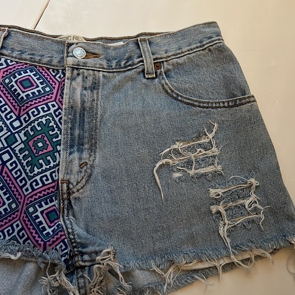 Levi’s 550 Classic Relaxed Tapered Cutoff Patterned Shorts Size 12 - Picture 3 of 11